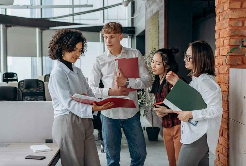 7 Cơ hội “triệu đô” mà sinh viên Việt Nam sẽ MÃI MÃI ĐÁNH MẤT nếu không có chứng chỉ tiếng Anh (2025-2027)